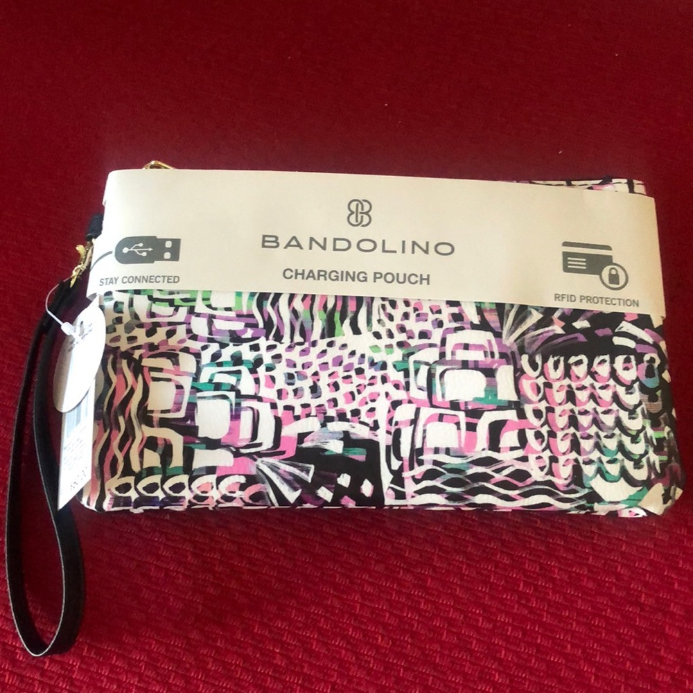 NWT Bandolino Charging Wristlet w removable strap